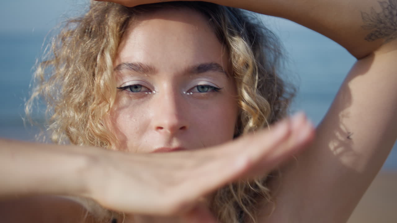 mujer bailarina sonriente moviendo un cuerpo gracioso en la naturaleza soleada de cerca. niña bailando