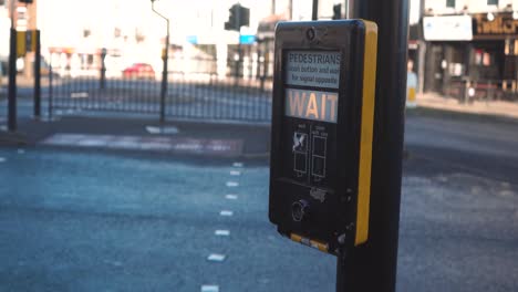 Warteschild-An-Einem-Fußgängerüberweg-In-Einem-Ruhigen-Stadtzentrum