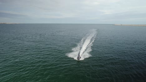 Mann-Fährt-Auf-Einem-Jetski-Im-Wasser