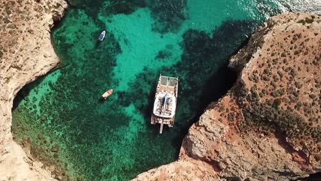 laguna cristalina con agua cristalina en malta - catamarán de aves marinas