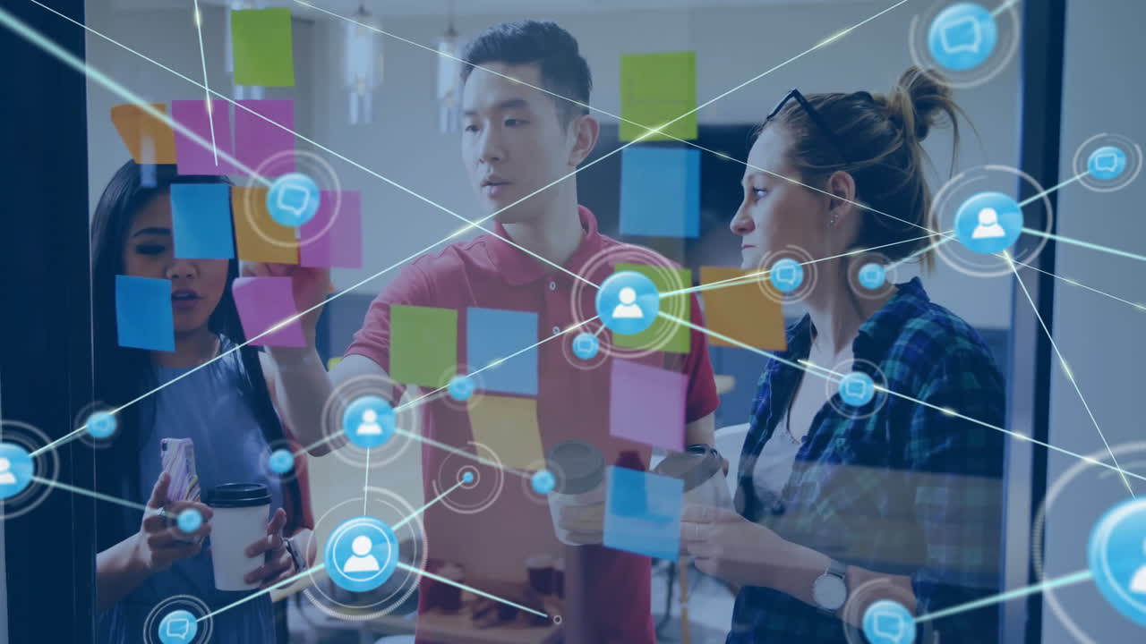 animación de la red de conexiones con las personas iconos sobre diversas personas de negocios en la oficina