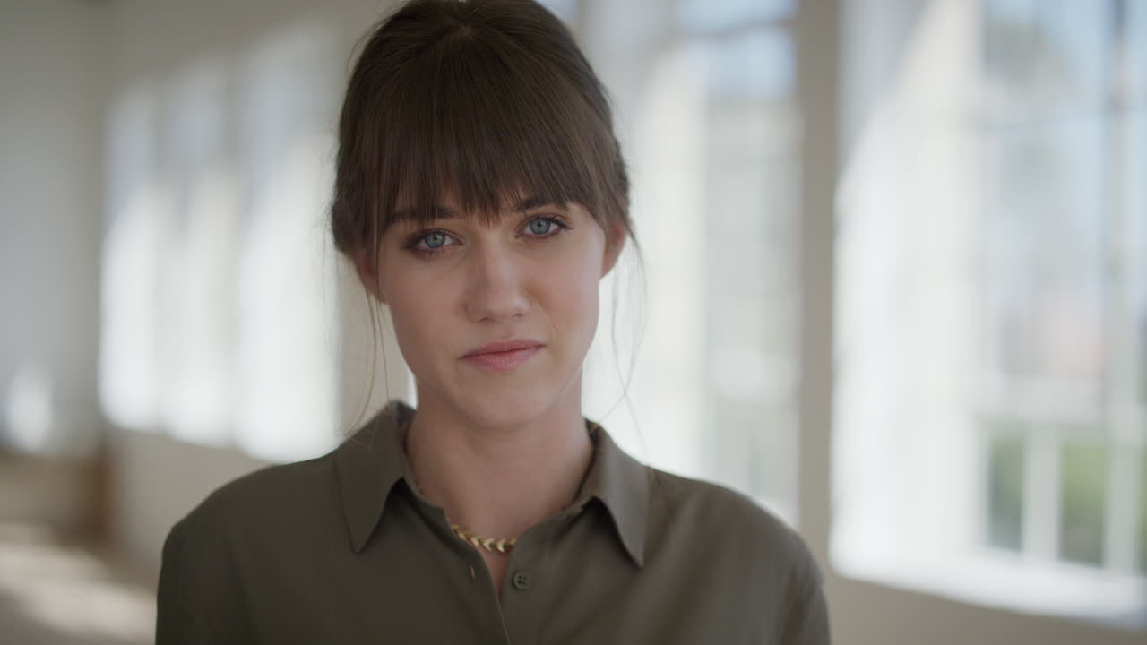 retrato en primer plano de una mujer joven y hermosa mirando pensativa a la cámara mujer caucásica linda y seria