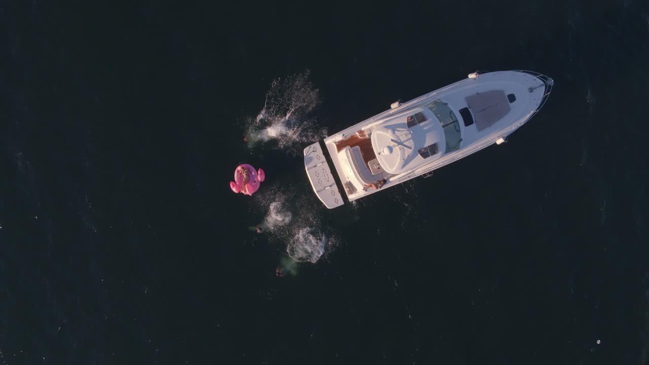 друзья наслаждаются днем на яхте.