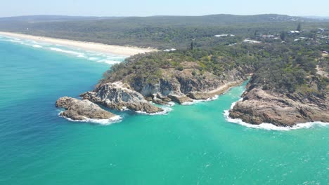 vista aerea del promontorio roccioso vicino alla spiaggia principale e alla spiaggia di south gorge - punto panoramico a north stradbroke island, qld, australia