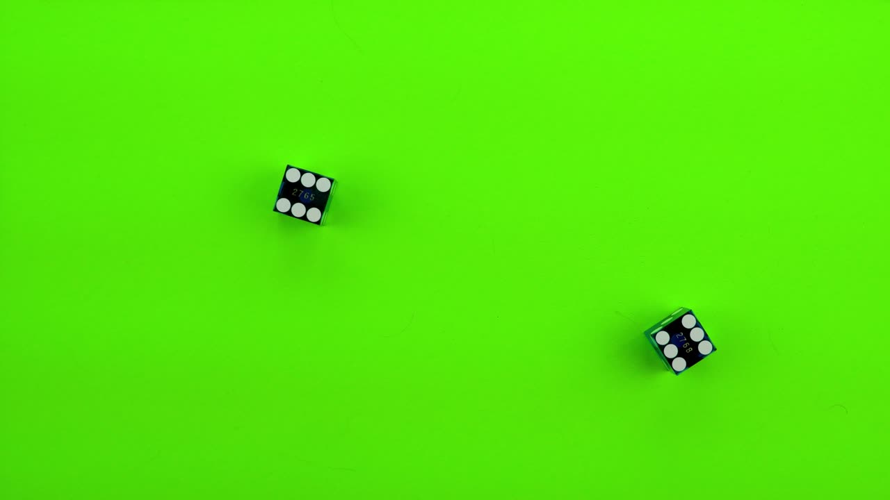 los dados azules rodando vagones (seis dobles) en la pantalla verde