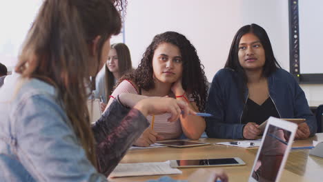 Gruppe-Weiblicher-College-Studenten,-Die-Am-Schreibtisch-Sitzen-Und-Laptops-Nutzen,-Um-Gemeinsam-An-Einem-Projekt-Zu-Arbeiten