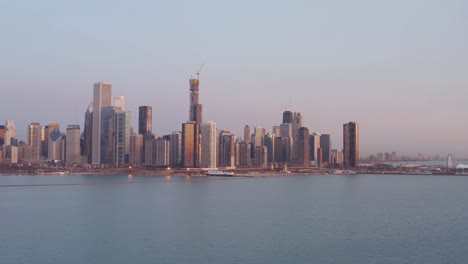 horizonte de chicago durante la puesta de sol desde el lago michigan