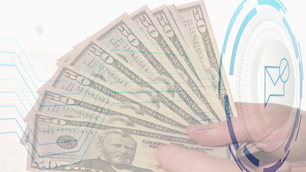 Manos contando billetes de cincuenta dólares con superposición de interfaz digital