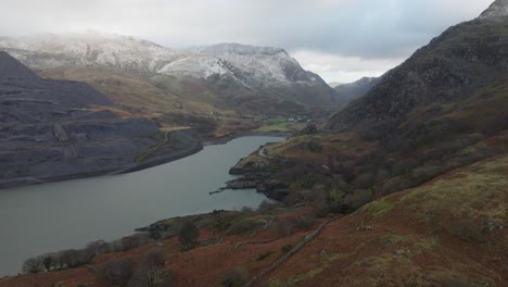 un hermoso paisaje del parque nacional de snowdonia en invierno con nieve en los picos