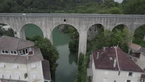 video con drone volando el puente de saint nazaire en royans