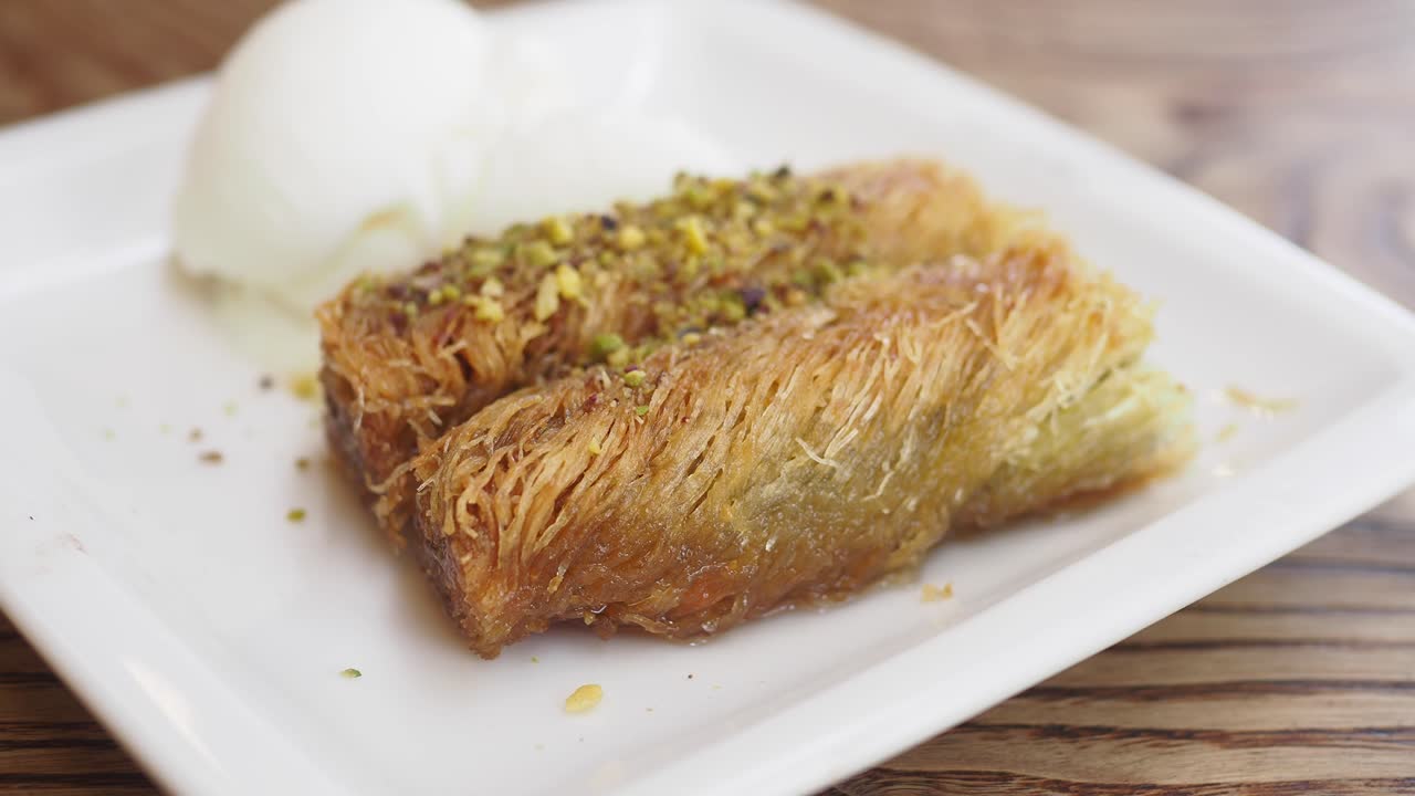 baklava con pistachos y helado