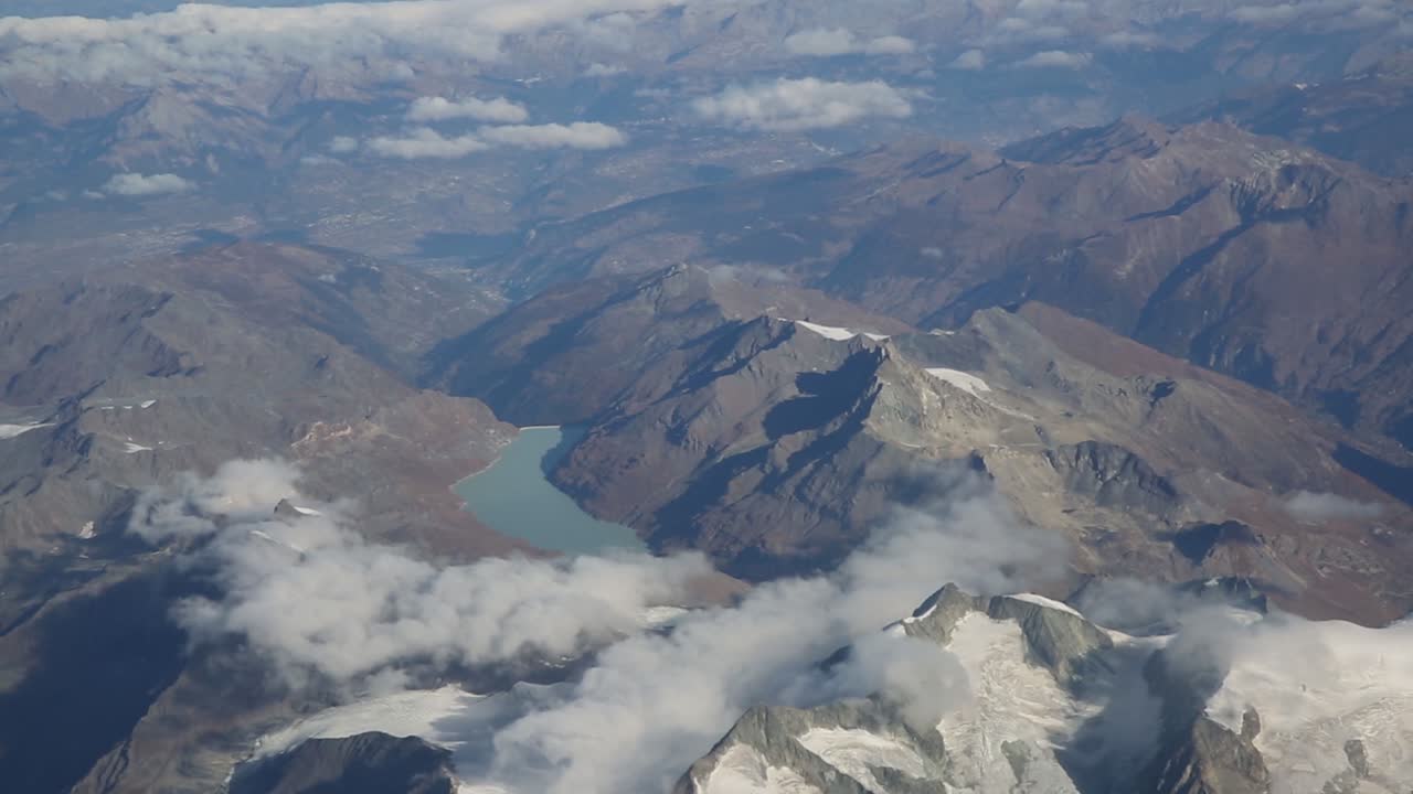 вид на альпийские горы с самолета из милана в амстердам