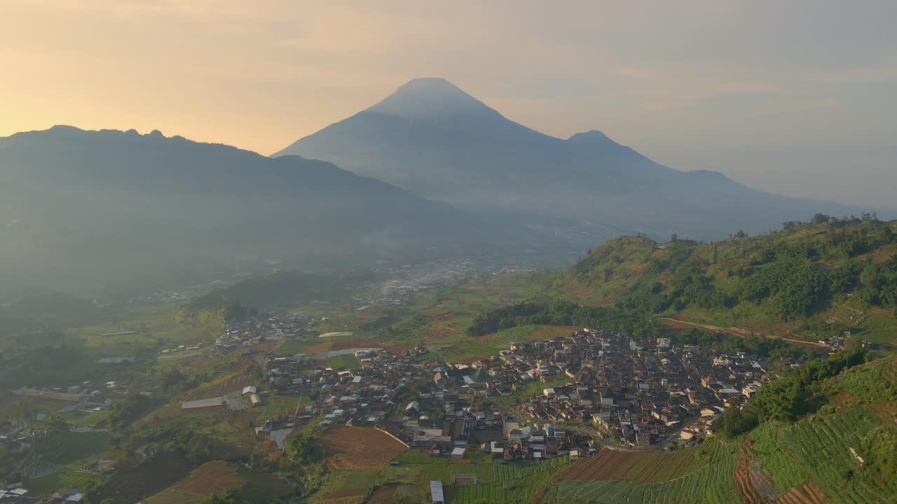 Campagna indonesiana con il monte Sindoro sullo sfondo