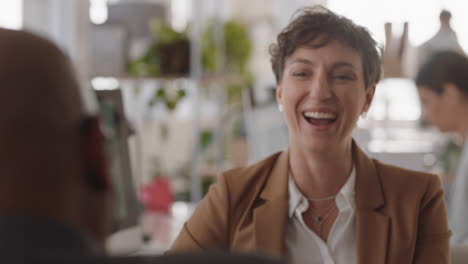 joven mujer de negocios charlando con un pasante discutiendo entrevista de trabajo colegas conversando en la oficina disfrutando del trabajo en equipo