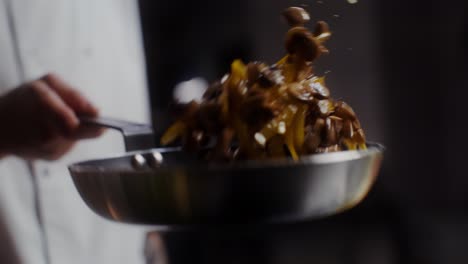 chef cocinando verduras en una sartén