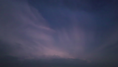 tormenta mágica iluminando el cielo en impresionantes tonos púrpura y azul