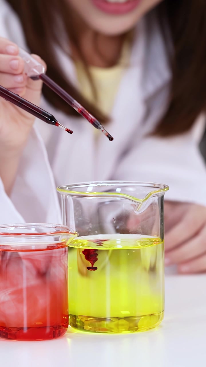 Scienziato che versa liquido rosso in una soluzione gialla in laboratorio