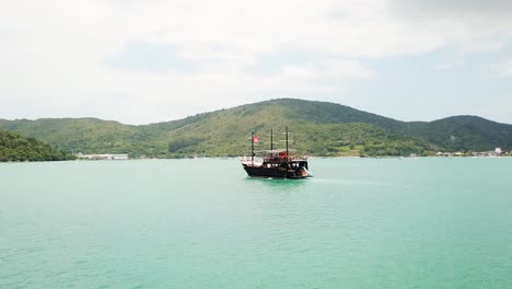 barco pirata en el mar