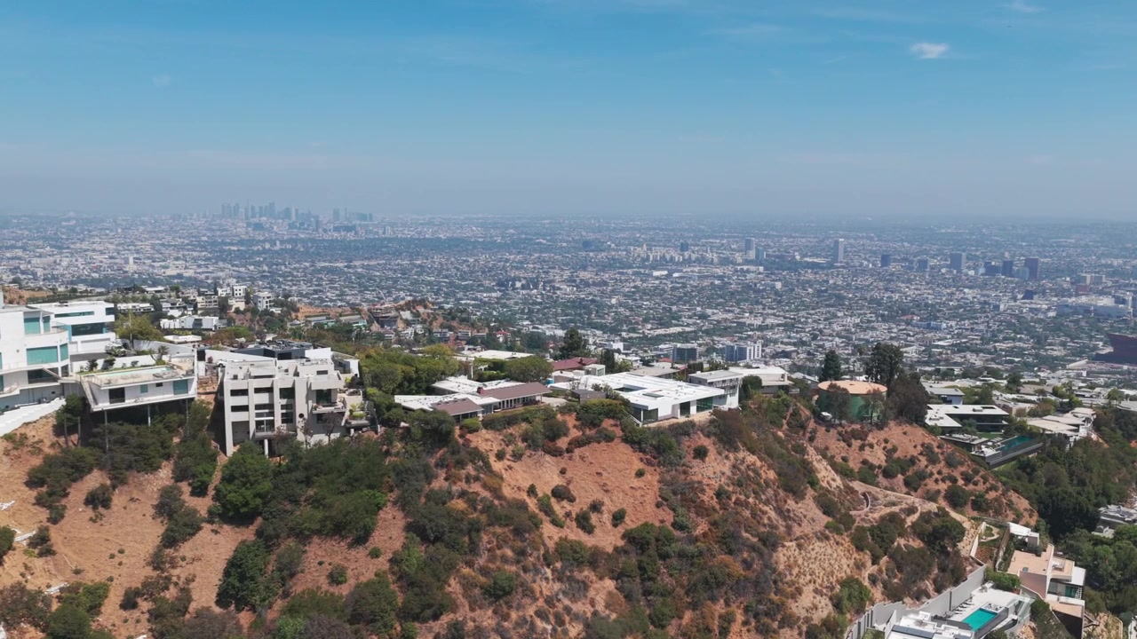 Ripresa aerea in discesa con dolly di case arroccate sulle colline sopra Los Angeles, California. 4K.