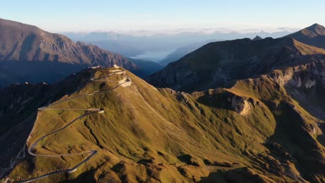 imágenes aéreas de la cumbre edelweisspitze en la carretera alpina escénica de grossglockner, austria