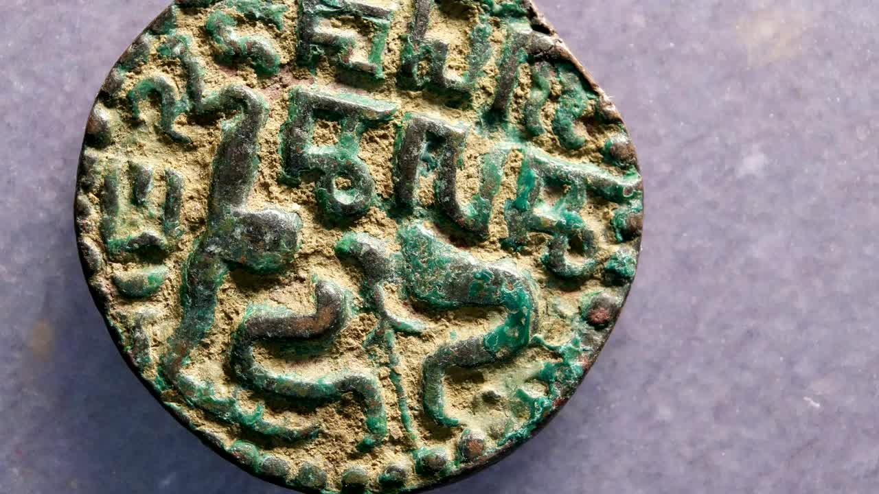 매우 오래된 동전의 근접 사진