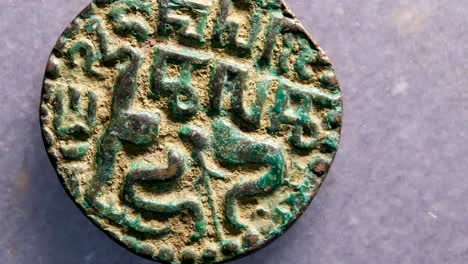 primer plano de monedas muy antiguas