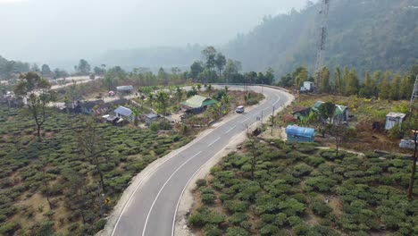 las carreteras pasan por plantaciones de té en zonas montañosas