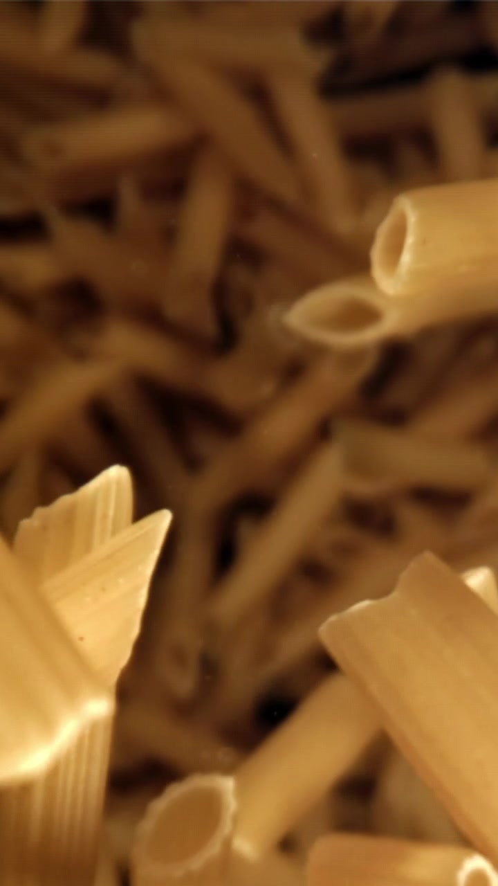 Ripresa macro di penne che cadono sott'acqua