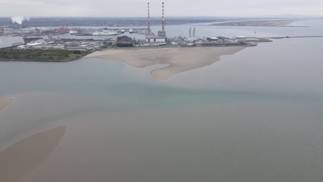 Playa-De-Sandymount-Strand-Con-Vistas-A-La-Piscina-De-La-Antigua-Y-Nueva-Planta-De-Energía-En-Dublín,-Irlanda---Toma-Aérea-De-Drones