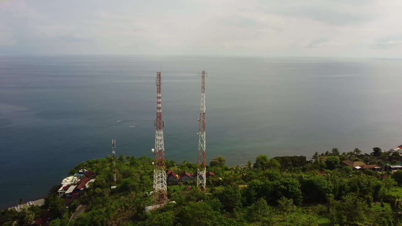 5g torre de telecomunicaciones datos teléfono inteligente gsm internet inalámbrico acantilado sobre el océano azul paisaje marino, imágenes aéreas