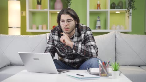 joven trabajando en casa solo murmurando para sí mismo.