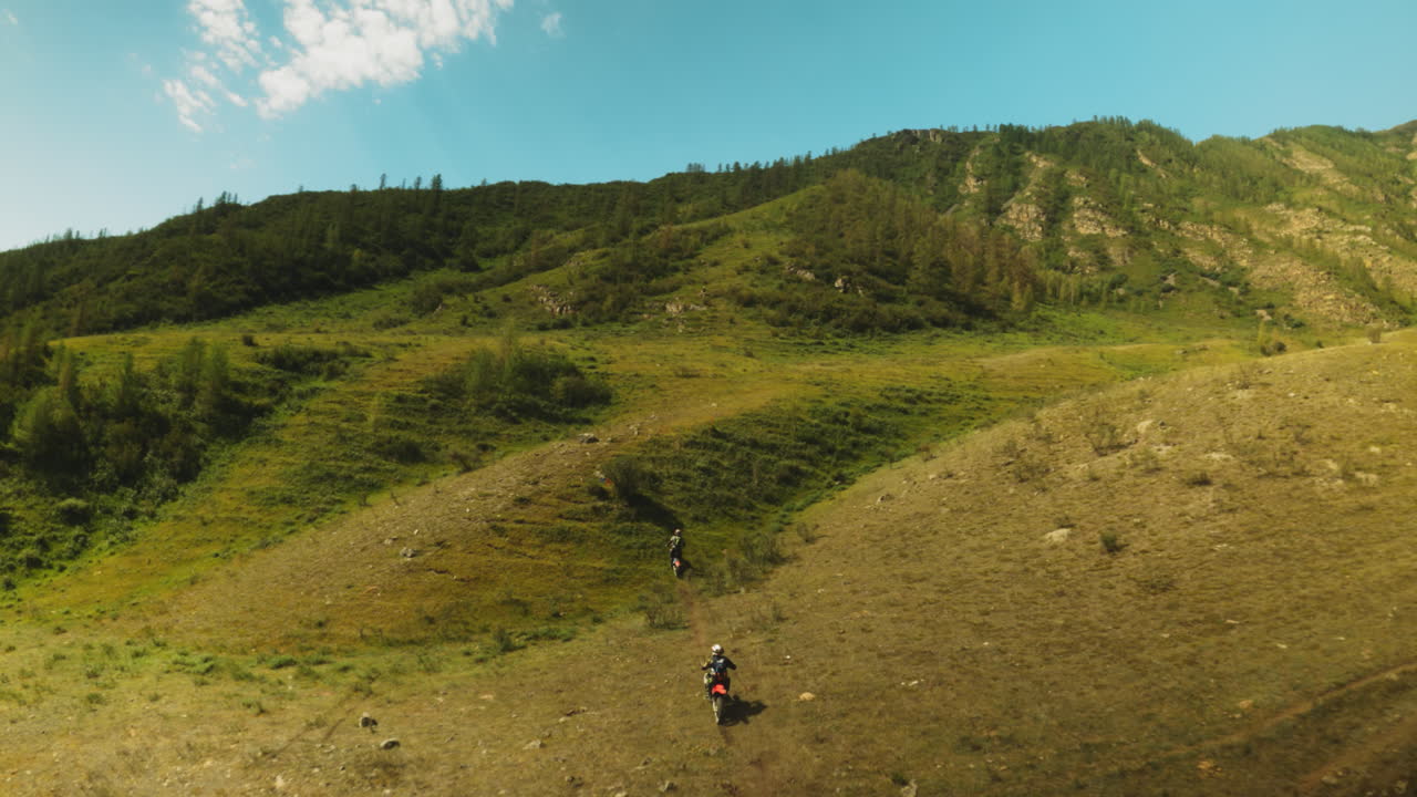 las laderas son testimonio de la intensidad de la competencia. las maniobras de los corredores profesionales reflejan una mezcla de estrategia y fuerza bruta. los desafíos de los cursos de las tierras altas