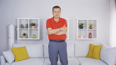 카메라 앞에 서 있는 사려 깊은 노인.