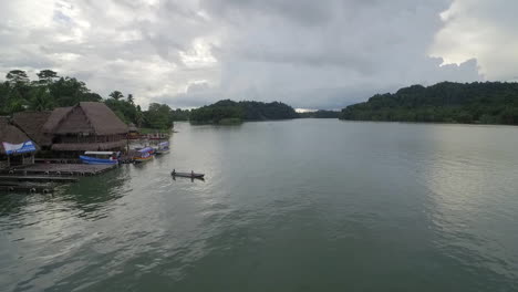 Una-Antena-Sobre-Una-Canoa-Nativa-En-El-Río-Río-Dulce-En-Guatemala-2