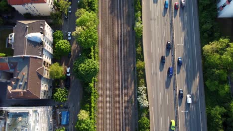 Autobahn,-Bahngleise,-Häuserblöcke