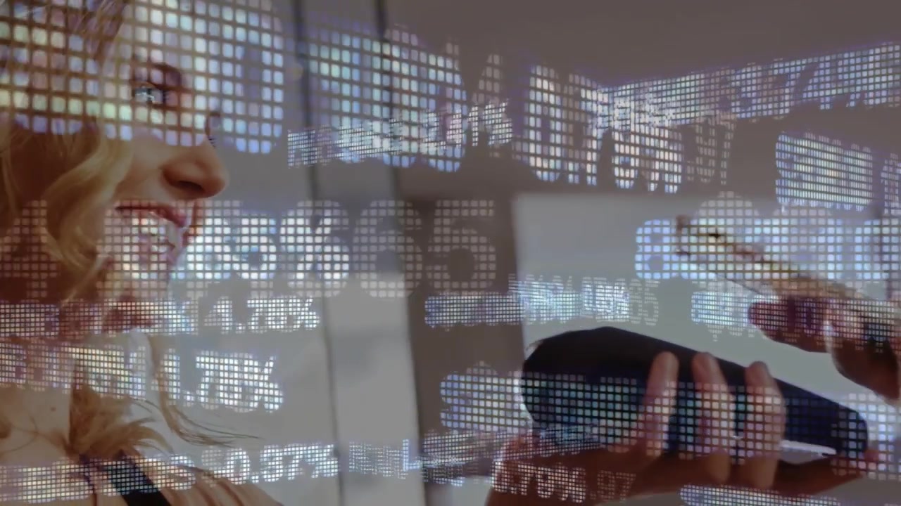 Homem estendendo dispositivo preto enquanto mulher apresenta smartphone para finanças, com ticker numérico em movimento.