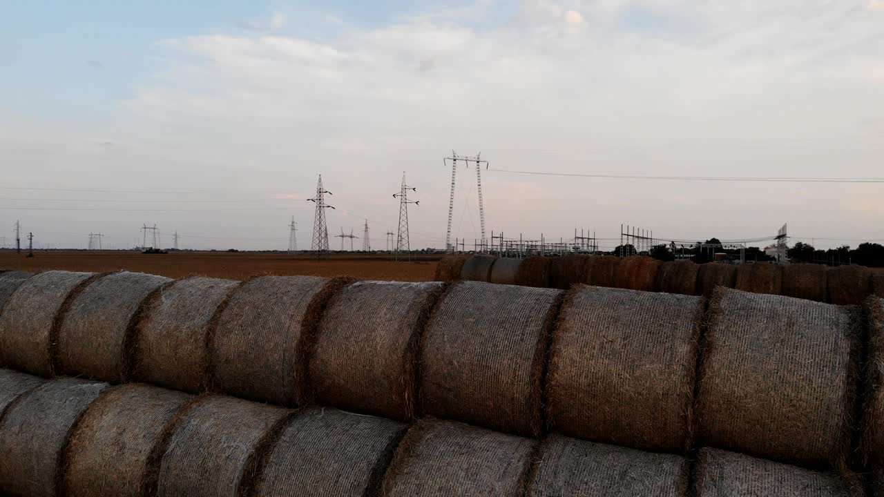 воздушные кукурузные поля соломенные балы сена с электрическими столбами