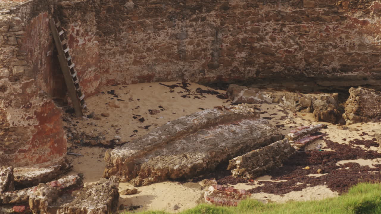 большие камни на берегу моря сан-хуан в пуэрто-рико