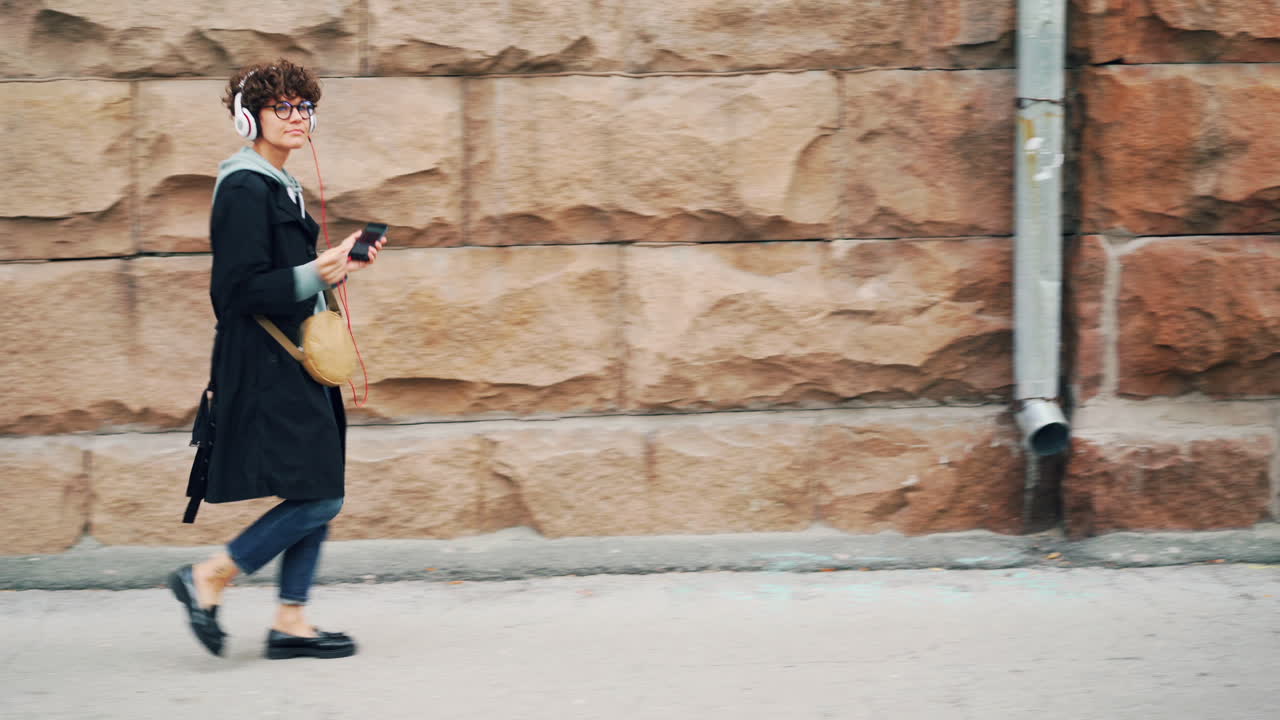 도시 거리에서 고 있는 여자