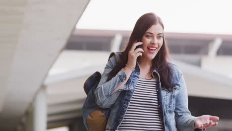 Junge-Kaukasische-Frau-Am-Telefon