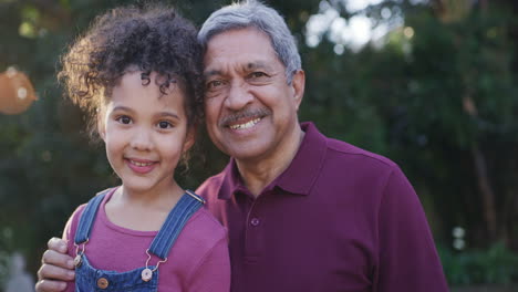 caras de un abuelo y una nieta sonriendo