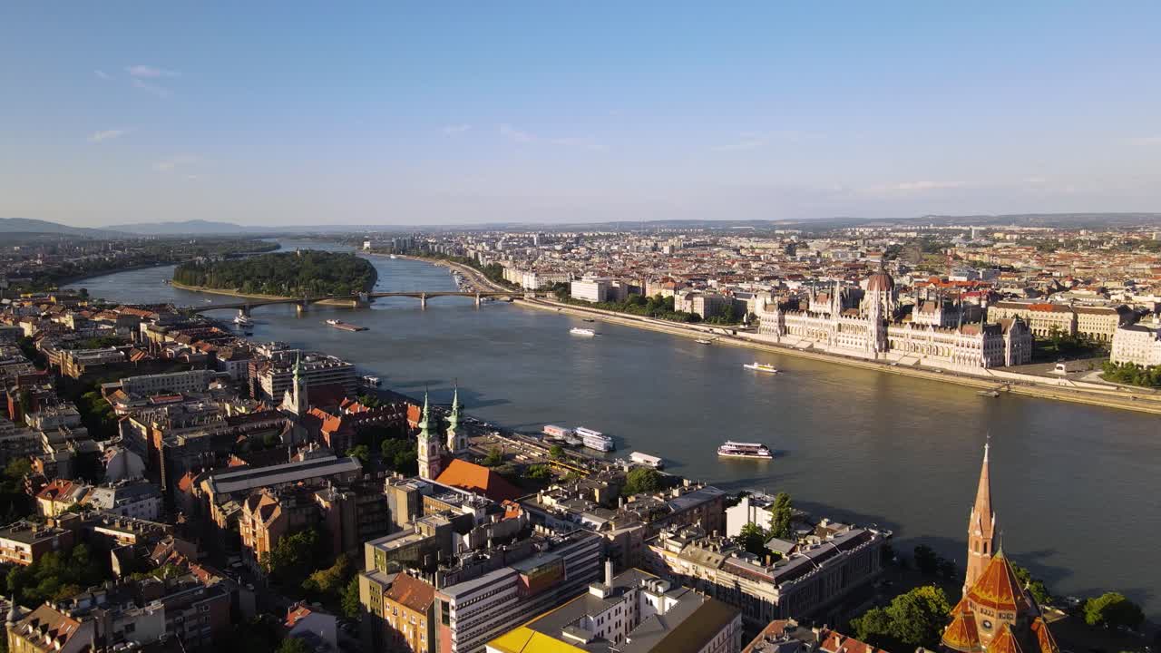 Paesaggio urbano di Budapest con il Palazzo del Parlamento sulla riva del Danubio.