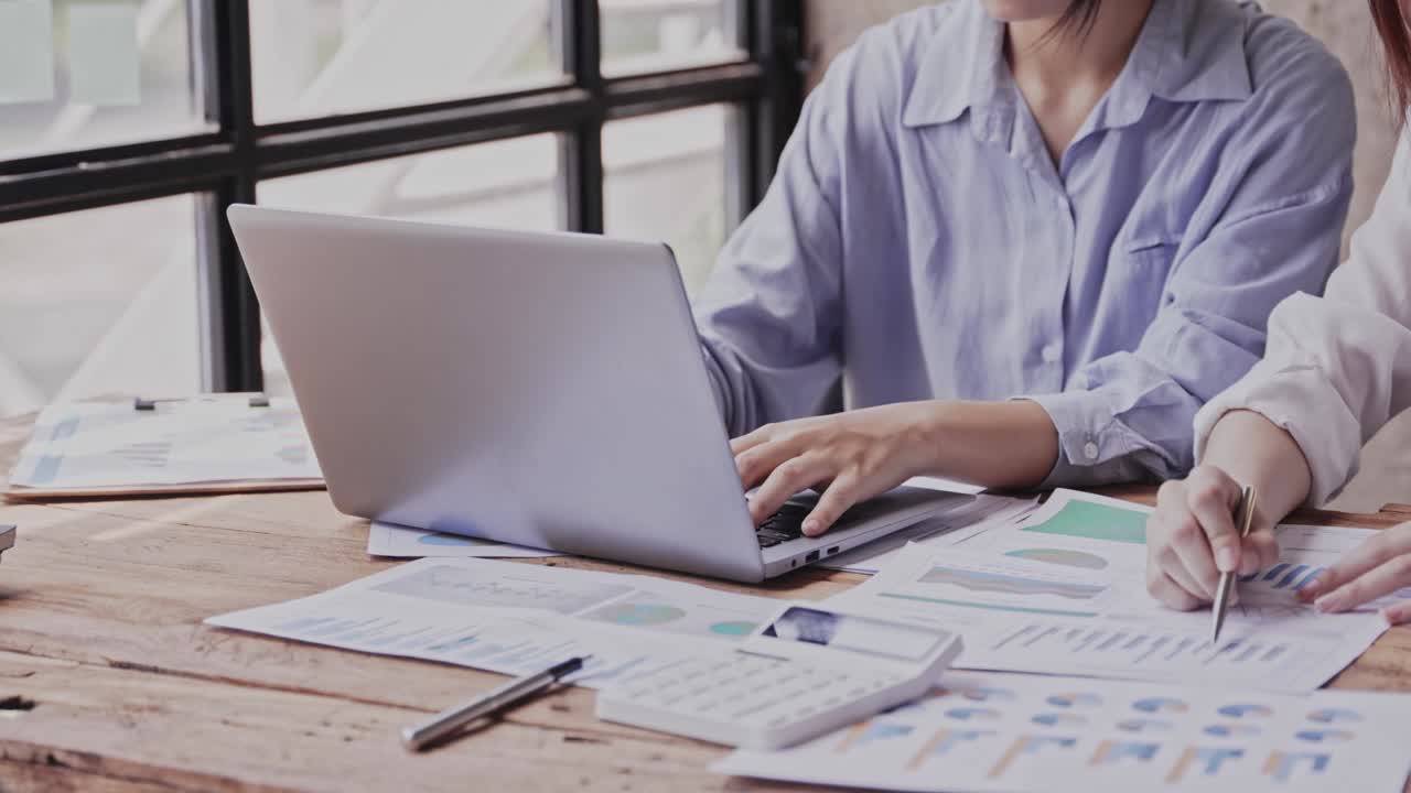 joven creativo tormenta de ideas de negocios reunión planificación de negocios idea de diseño