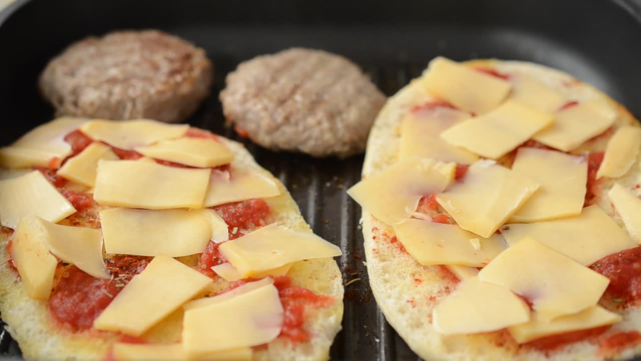 We prepare a sandwich. Frying pan, we prepare a sandwich