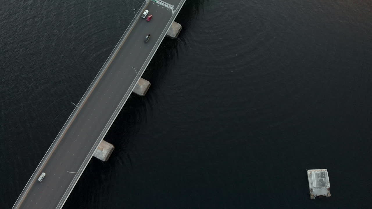 석양 타스만 다리 고속도로 사거리에서 공중 촬영