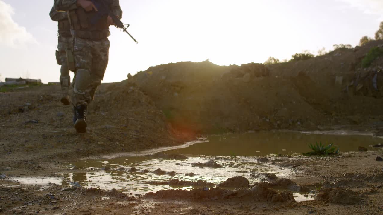 Parte inferiore del corpo di soldati in addestramento militare 4k