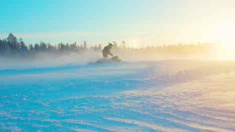 Jinete-De-Motos-De-Nieve-Haciendo-Giros-Extremos-En-El-Paisaje-Nevado-De-Bosques-De-Laponia,-Cámara-Lenta