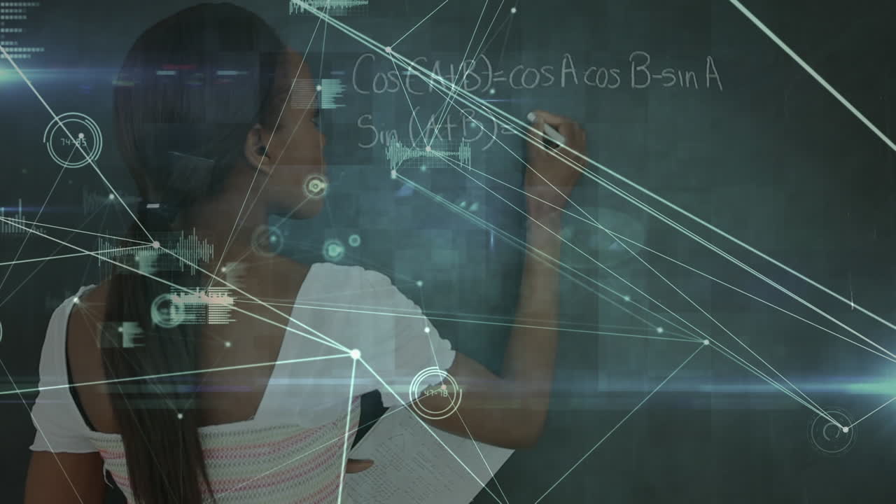 animación de conexiones y datos sobre una chica afroamericana escribiendo fórmulas matemáticas en la pizarra