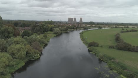 retiro aéreo disparado sobre el río trent con las torres de refrigeración de la central eléctrica de willington en la distancia