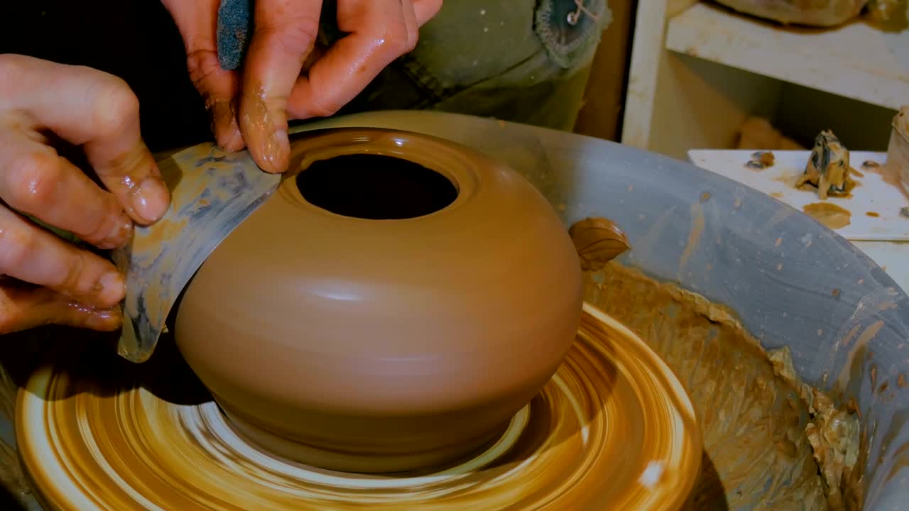 전문 도자기 도자기 작업실에서 특별한 도구로 도자기를 형성하는 그